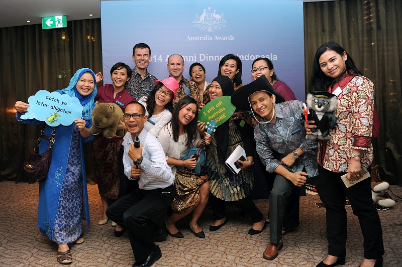 Dr Purdey's chapter in 'Linking People' finds that Australia Awards scholars feel more integrated into their new community if they bring family. (DFAT) A group of Australia Awards alumni pose for a picture at the 2014 Alumni Dinner, Indonesia.