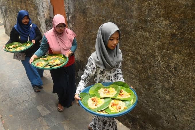 Women bring a traditional dish of bubur prepared for Asyura celebrations / ANTARA FOTO YUSUF NUGROHO