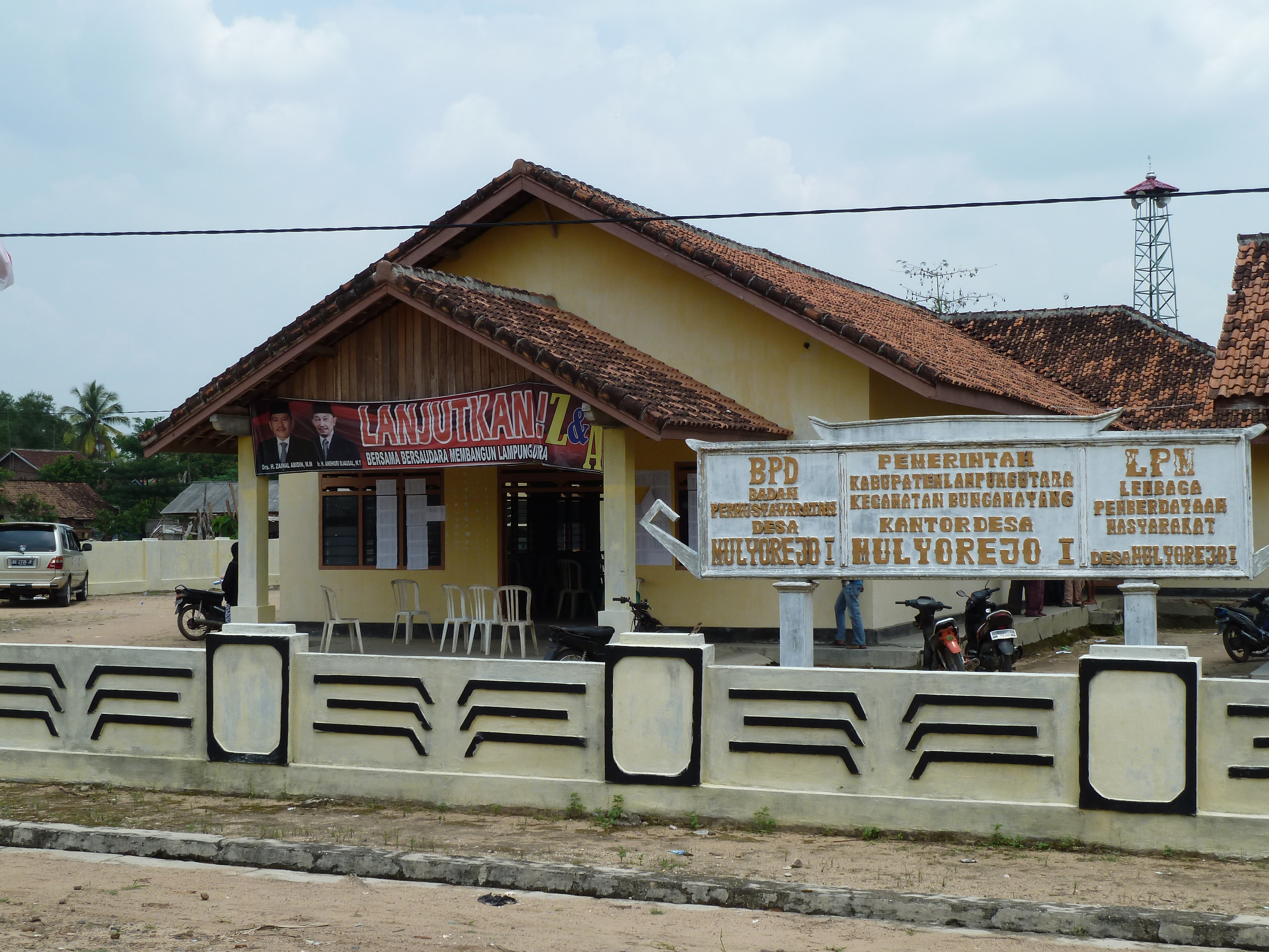 Although illegal, village heads often support candidates during district head elections - Source: Ward Berenschot