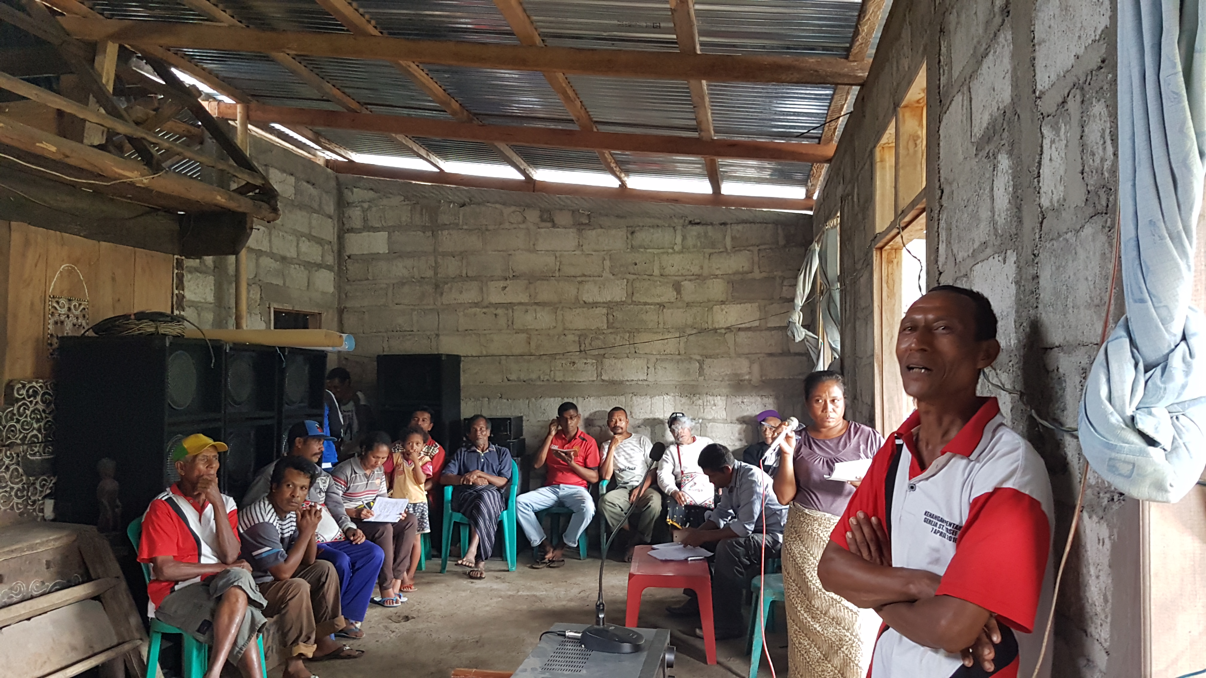 Discussion about village development in a Ngada hamlet - Source: Lily Hoo