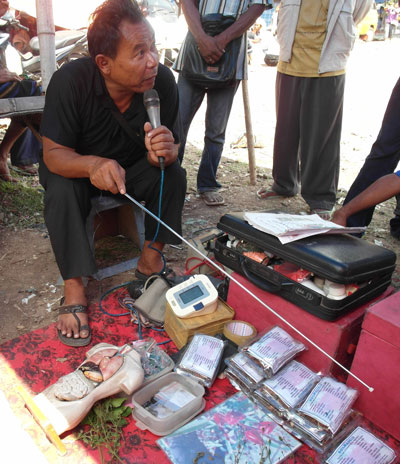 A vendor uses anatomical models to explain the benefits of herbal medicines in a market in Bowae, Flores (Elizabeth Pisani) pisani3