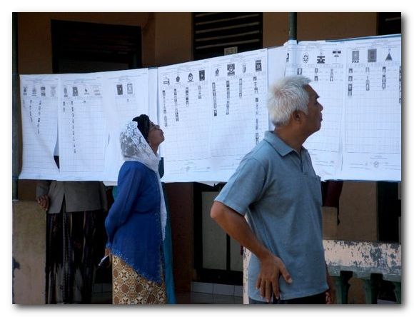 Checking out the candidates in Jepara / Achmad Uzair Fauzan